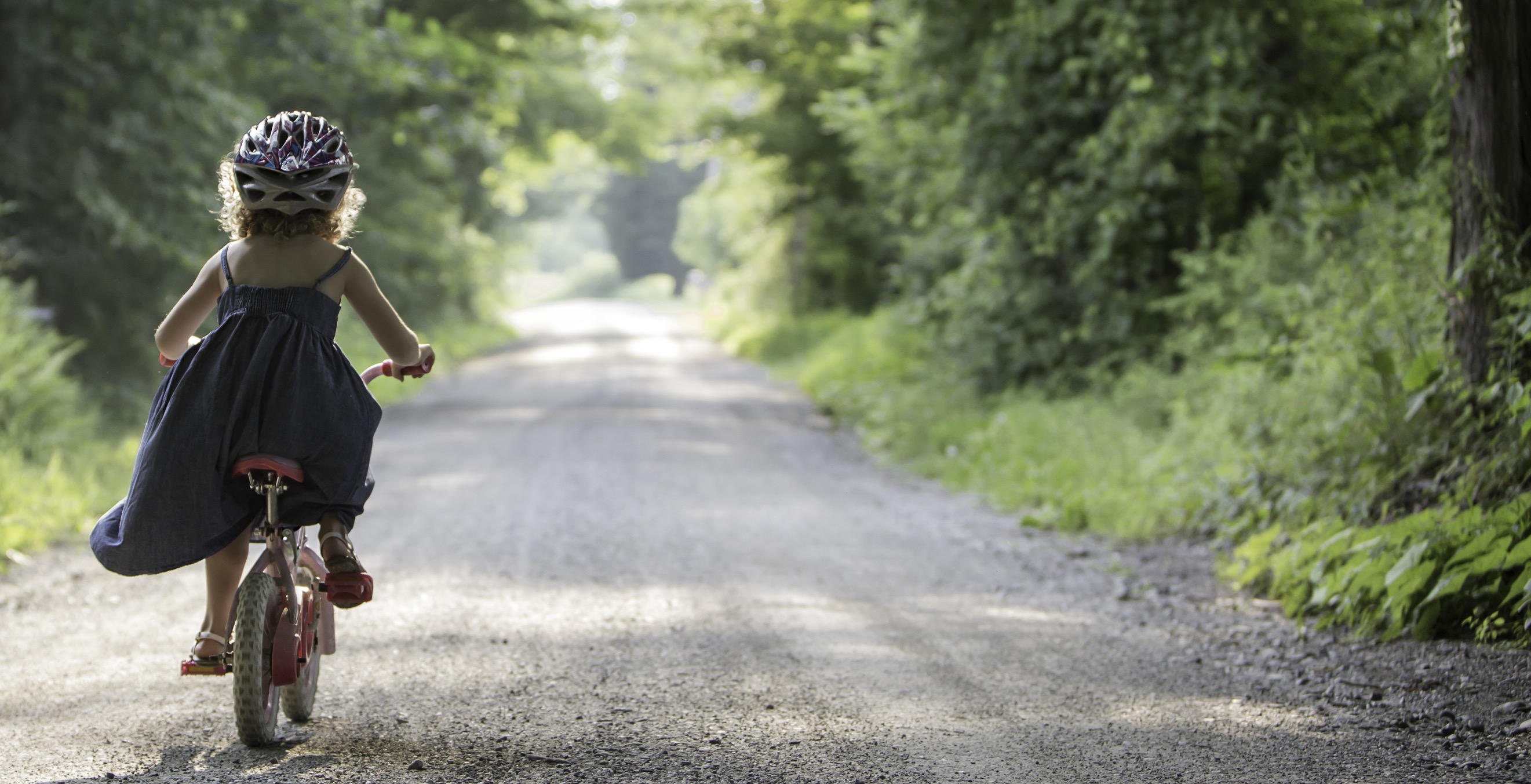 Fille-bicyclette-chemin